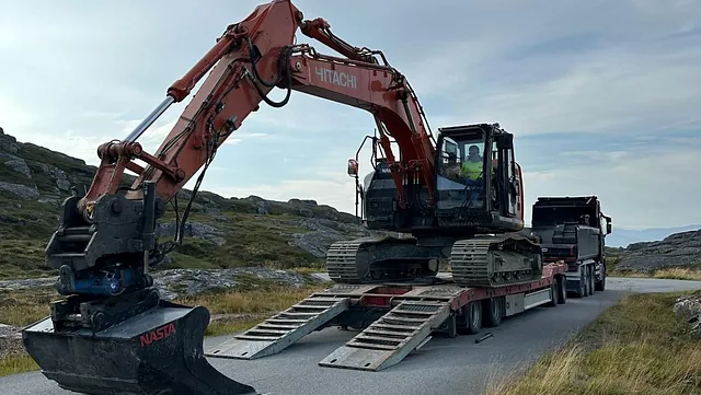 Gravemaskin i landskap