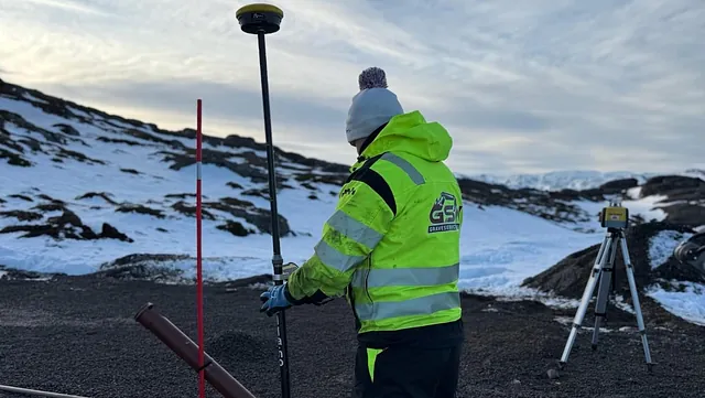 Mann med landmålingsutstyr